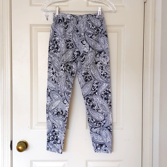 NWOT. Victoria Secret Cotton and Lycra Leggings with Black/White Paisley Pattern - Picture 4 of 5